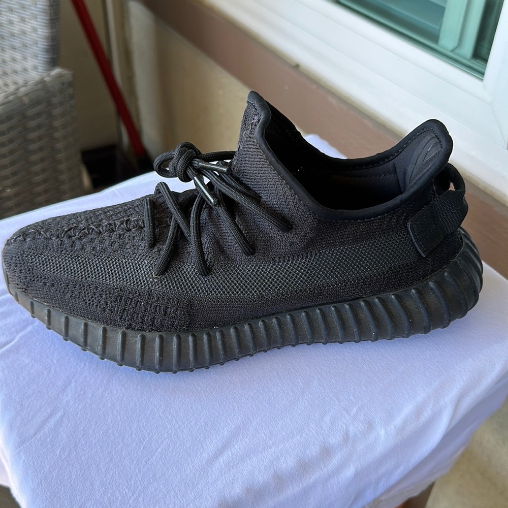 Yeezy Boost 350 v2 in Black size 7